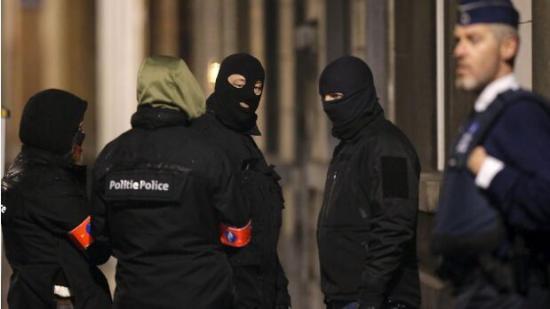【环球网报道 记者 赵怡蓁】比利时当地时间3月22日，该国首都布鲁塞尔市郊的扎芬特姆机场和市内欧盟总部附近地铁站先后发生爆炸，造成30多人死亡，200多人受伤。据法国国际广播电台6月11日报道，比利时警方于当地时间6月9日，再逮捕一名涉嫌参与布鲁塞尔恐怖袭击的嫌犯。