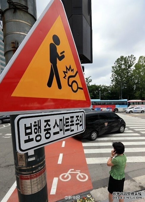 为拯救“低头族” 韩国交警也是拼了