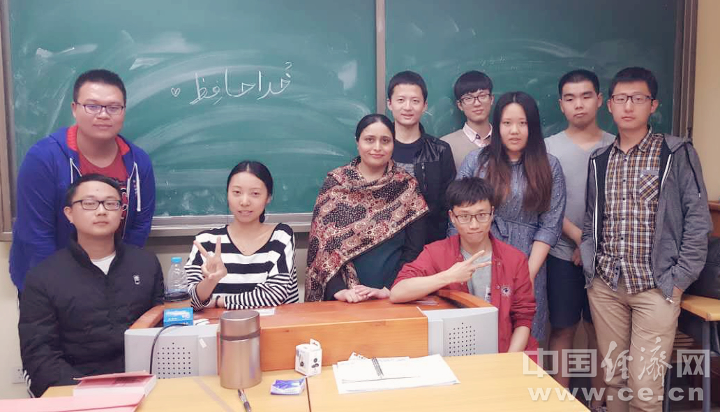 图为北京外国语大学乌尔都语专业的师生，左四为来自巴基斯坦的外教Bushra Naz。