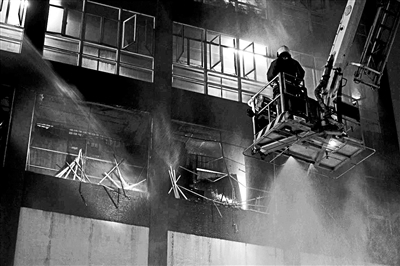 香港九龙一栋工业大厦21日上午发生火灾，晚间升为四级，截至目前近24小时仍未扑灭，一名高级消防队长在事故中殉职，另有7名消防员受伤。