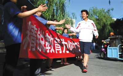 6月24日，2016年北京中考拉开帷幕，中考知春里中学考点，一名考生入场。新京报记者 浦峰 摄