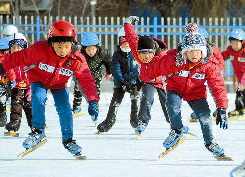 仿真冰场进北京小学校园 滑冰成学生必修课