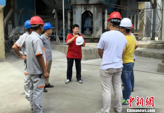 图为赵宇翔为工人讲解“智能安全帽”的用途及用法。 缪钰婷 摄