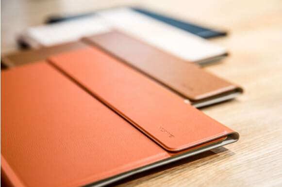 HUAWEI MateBook整体风格简约时尚，柔美线条与硬朗金属机身完美融合。外壳采用航空铝材质，正面边框为超窄边框+无方向全对称设计，主机有太空灰及香槟金2款主流配色，而键盘保护套则提供黑、棕、裸及橙色供用户选择。12英寸主机由一整块铝合金经CNC精加工而成，彰显出与众不同的简约硬朗的金属质感。虽然是金属外壳但却不重仅有640g，厚度也只有6.9mm，就算带上二合一键盘也没多重，一本杂志的大小而已，手持或者放在手提包里轻松到处走。携带这款华为MateBook外出，无论在什么场合都不会让你颜面有失。精细的做工，时尚的外观，更加让人相信华为出品必属精品。