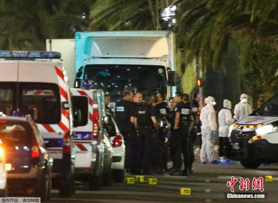 资料图 当地时间7月14日晚间，法国南部城市尼斯发生卡车冲撞人群事件，造成严重伤亡。