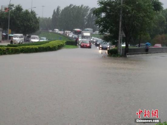 北京西三环南段积水严重。 中新社记者 苏丹 摄