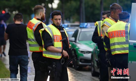 当地时间7月23日凌晨，德国慕尼黑警方表示，22日晚持枪袭击事件已致10人丧生，另有21人受伤。慕尼黑警方称，在调查中发现了一具怀疑是枪手本人的尸体。据推测，其在杀害9名无辜者后饮弹自尽。图为警方在街头警戒。