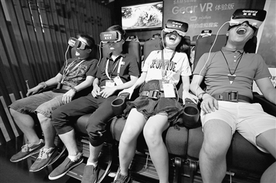 2016年7月22日，上海世博展览馆淘宝造物节，大家沉浸在VR体验中无法自拔