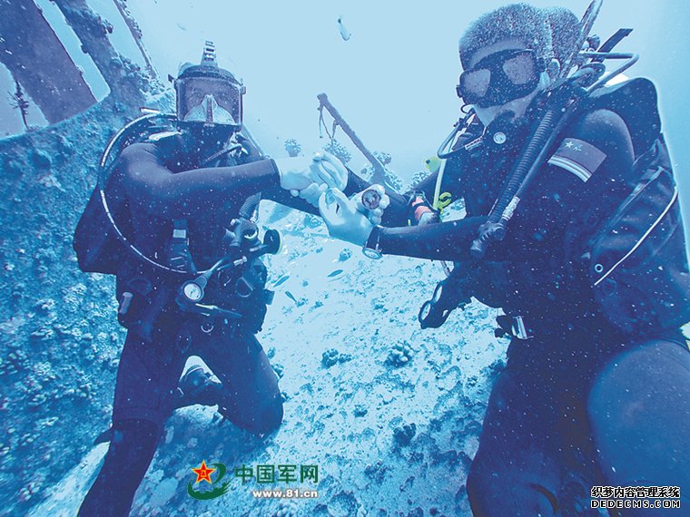 “环太-2016”军演:中国海军潜水分队与多国海军进行联合演练