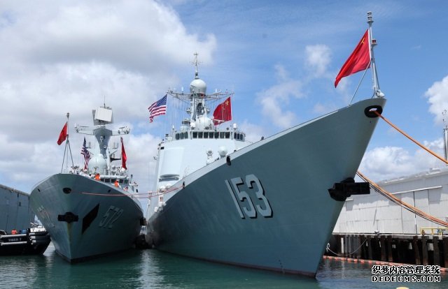 停泊珍珠港码头的中国海军舰艇编队导弹驱逐舰西安舰（右）和导弹护卫舰衡水舰。