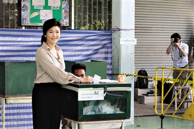 当地时间8月7日20时左右，泰国选举委员会公布的初步计票结果显示，新宪法草案及其附加问题在当天全民公投中获得通过。