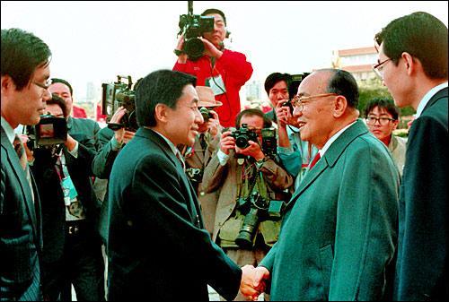 1992年10月，杨尚昆主席在京接见首次来华访问的日本明仁天皇