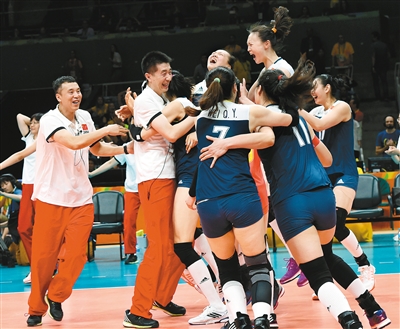 中国队球员和教练在赛后庆祝胜利