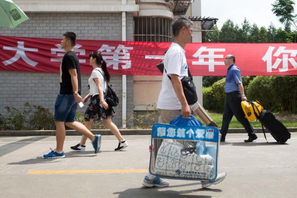 8月19日，上海大学宝山校区，家长带着行李和学生前往宿舍楼。 文内图均来自澎湃新闻记者 朱伟辉