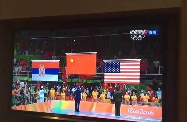 《中华人民共和国国旗法》明确表示，“中华人民共和国国旗是五星红旗，旗面为红色，长宽比例为3:2。左上方缀黄色五角星五颗，四颗小星环拱在一颗大星的右面，并各有一个角尖正对大星的中心点。”