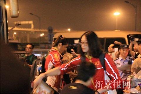 上千名球迷机场迎接女排 惠若琪打头阵