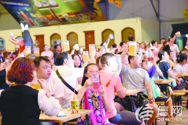 8月24日，啤酒节时间已经过半，记者在啤酒节黄岛主会场了解到，游客玩“嗨”了，啤酒节的火爆旋风从会场内刮到了场外。连日来，<a href=