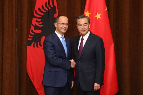 2016年8月25日，王毅外长在北京与来访的阿尔巴尼亚外长布沙蒂共见记者时表示，从下月开始，中国将进入繁忙的“多边外交季”。中国将主办二十国集团领导人峰会，并参与数场重要的地区及全球性多边活动。中方将在这些合作机制中进一步发挥积极和建设性作用，<a href=