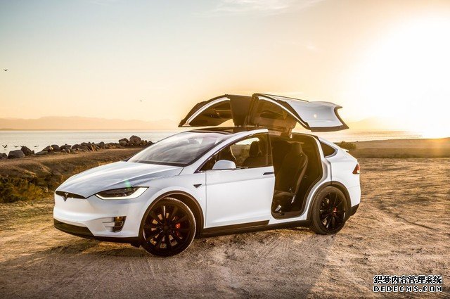 用 8 万美元的 Tesla Model X“鹰翼门”切黄瓜？这并不是玩笑