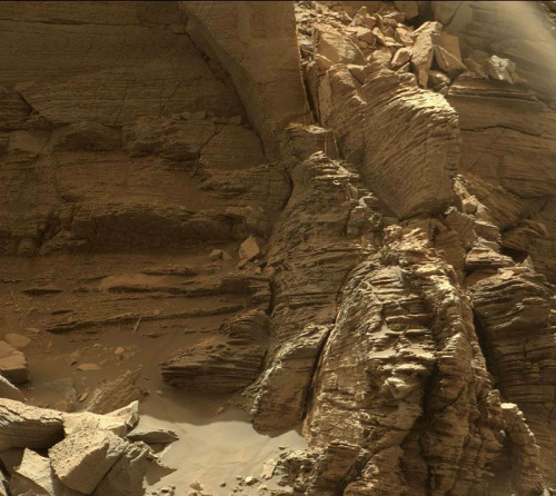 影像中，火星上有着与地球景观相似的崎岖山壁。 法新社