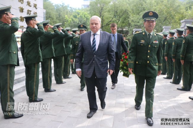 俄罗斯驻华大使安德烈·杰尼索夫向武警警卫部队李登贵烈士雕塑敬献花篮