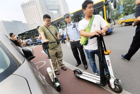 报码:【图】北京开罚滑板车违规上路,交警半小时罚6单