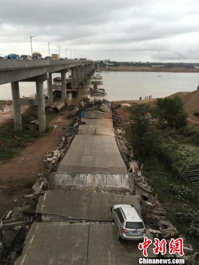9月11日上午9时17分，江西省泰和县一废弃老桥在拆除施工过程中发生坍塌。 谢森燊 摄