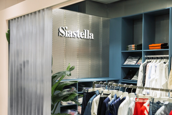 报码:纽约设计师女装品牌Siastella酷感亮相上海久光