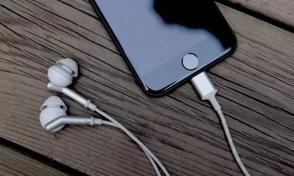 wzatv:【j2开奖】iPhone 7 砍掉了耳机插孔，但也解锁了听歌的「新技能」
