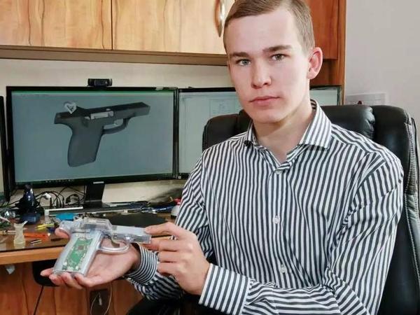 【j2开奖】19岁少年发明指纹解锁手枪号称“枪支界扎克伯格”