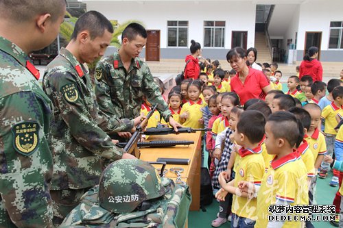 广西那坡边防开展“警营开放日”邀小朋友来“当兵”