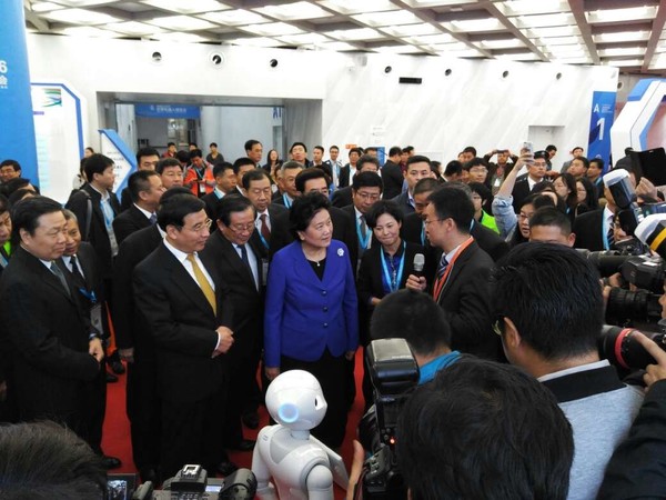 【j2开奖】搭载YunOS系统的机器人亮相北京世界机器人大会