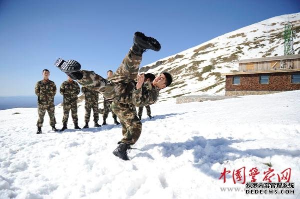 “90后”边防官兵长白山主峰雪中赤膊训练