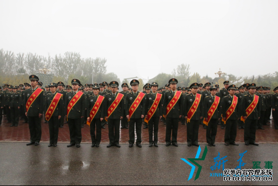 战略支援部队某中心隆重举行2016年度转业干部向军旗告别仪式