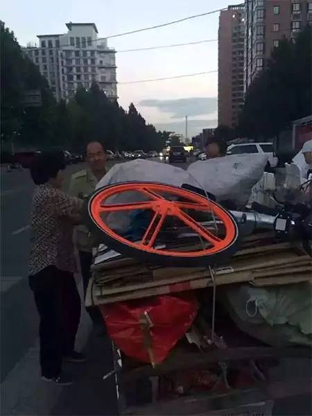 码报:【j2开奖】男子怒投摩拜单车到上海黄浦江，摩拜官方：嫌疑人已被刑拘