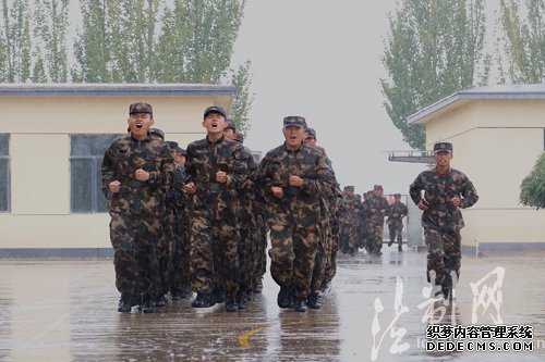 内蒙古边防总队新训团雨中训练体验长征精神