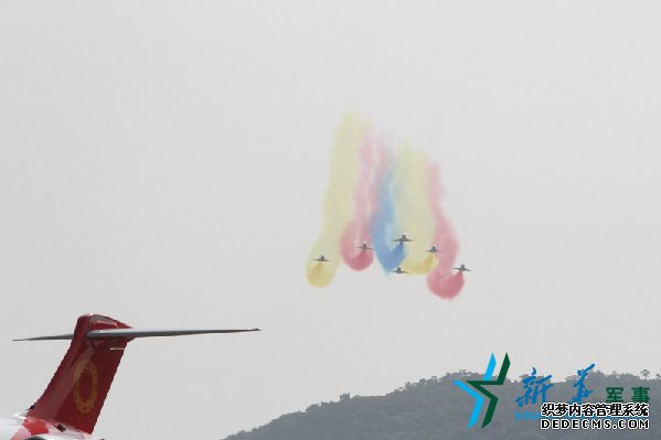 空军八一飞行表演队新动作惊艳亮相第十一届中国航展