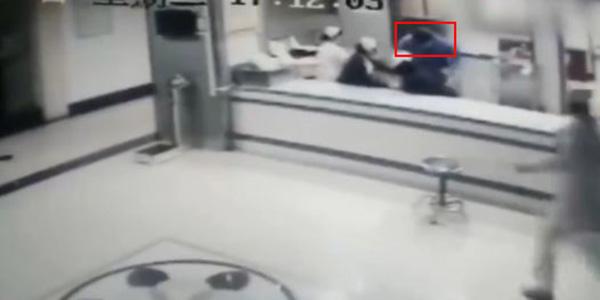 青州人民医院一护士遭到患者家属袭击（红色框内为袭击者）。