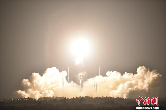 11月3日20时43分，中国最大推力新一代运载火箭长征五号，在中国文昌航天发射场点火升空，约30分钟后，载荷组合体与火箭成功分离，进入预定轨道，长征五号运载火箭首次发射任务取得圆满成功。 中新社发 付毅飞 摄 视频：中国最大推力新一代运载火箭 长征五号首飞获得圆满成功 来源:中国新闻网