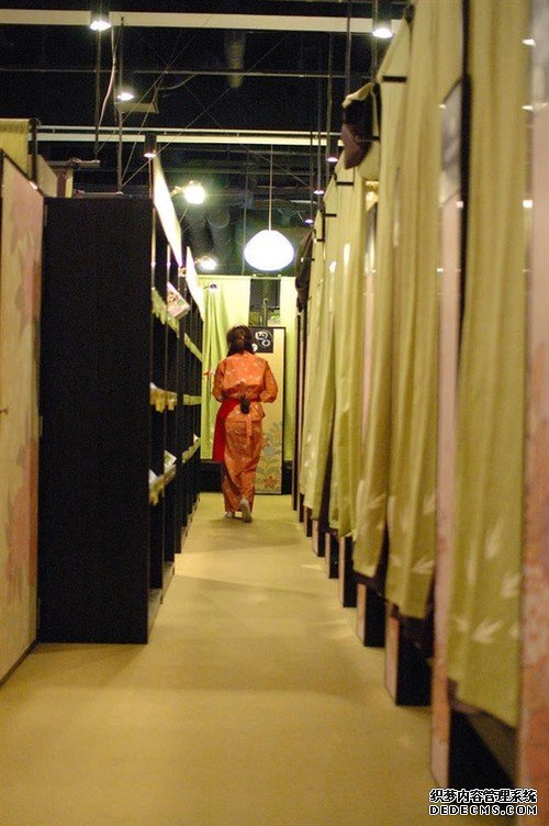 画面太美！日本秋叶原网吧实拍：和服美女网管 能洗澡