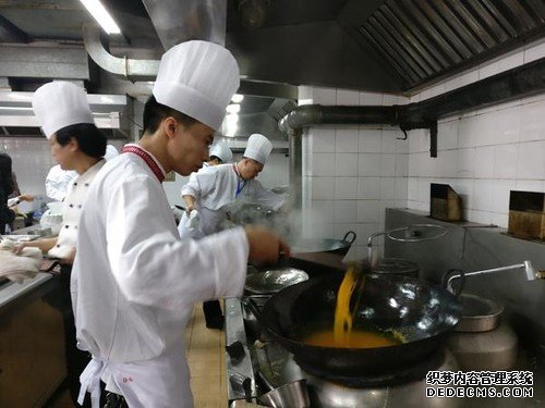 沪高校食堂比“创新菜”：菊花鸡脱颖而出
