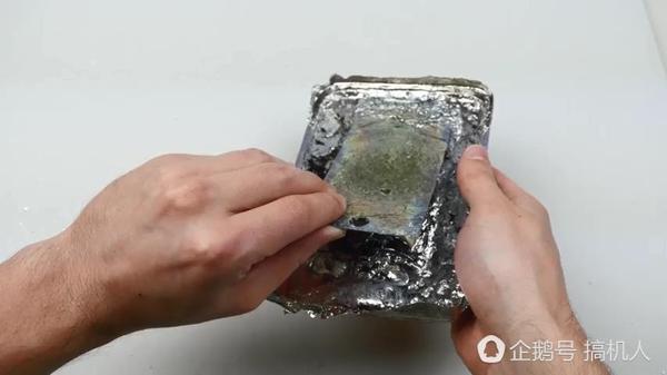 报码:【j2开奖】将铁水烧红倒在iPhone6S上，冷却后还能用吗