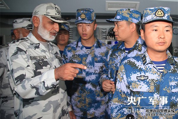 巴基斯坦海军参谋长扎考拉上将登临邯郸舰观摩演习