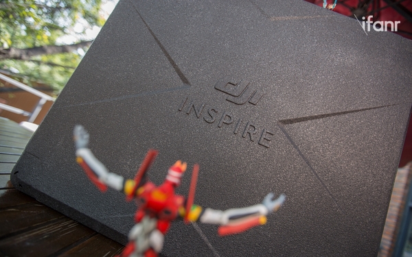 【j2开奖】大疆 Inspire 2 航拍无人机开箱：这可能是爱范儿最具挑战性的测评对象