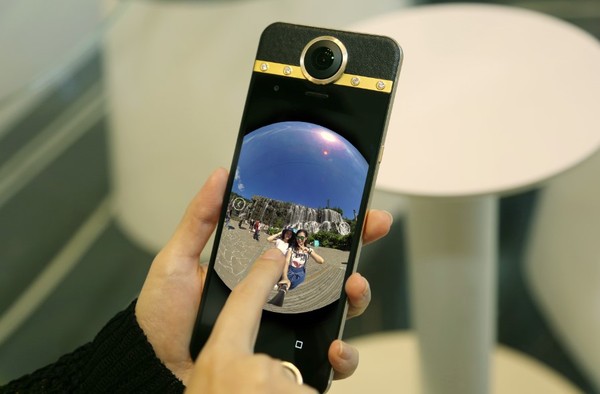 报码:【j2开奖】相比iPhone7，你会花多少钱买一款VR手机？