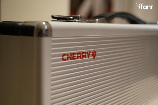 【j2开奖】Cherry MX 8.0 长测：别光顾着铝合金“军火箱”，键盘体验究竟怎么样？