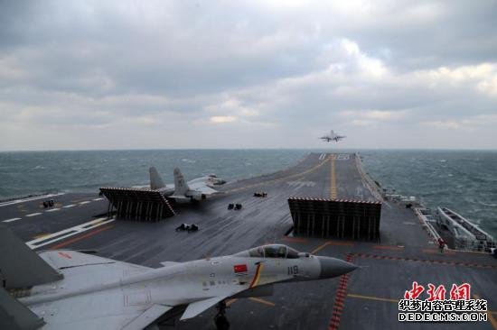 中国海军航母编队在南海组织舰载机起降训练