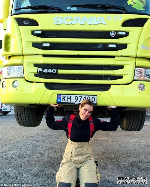 挪威最性感女消防员走红 身材火辣
