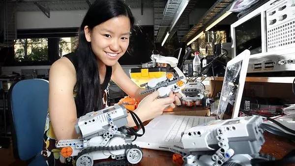 报码:【图】华裔工女程师做了一个由脑波控制的机器人