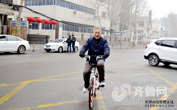 山东政协委员体验共享单车 希望将来适用群体更广泛 